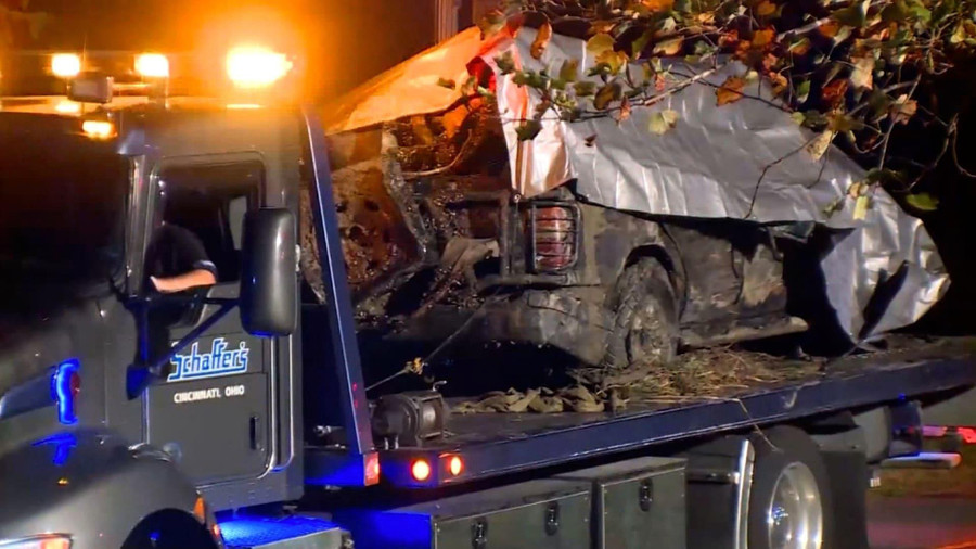  Chiếc xe hơi vớt từ sông Ohio, được xác nhận là của gia đình gốc Việt mất tích. Ảnh: Cảnh sát Delhi