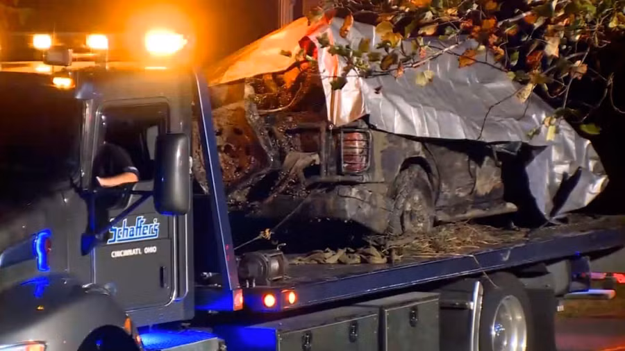  Chiếc xe hơi vớt từ sông Ohio, được xác nhận là của gia đình gốc Việt mất tích. Ảnh: Cảnh sát Delhi