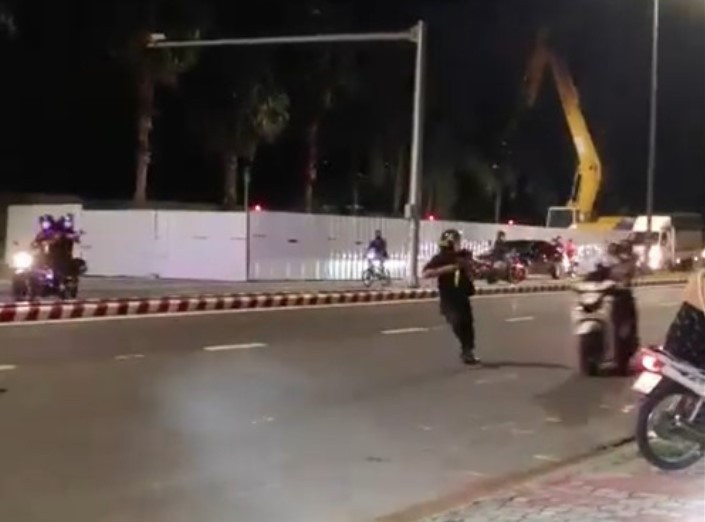 Lực lượng 911 nổ súng trấn áp các nghi can trên đường Nguyễn Tất Thành (Q.Hải Châu, TP.Đà Nẵng) vào đêm 30.9. Ảnh: N.H Lực lượng 911 nổ súng trấn áp các nghi can trên đường Nguyễn Tất Thành (Q.Hải Châu, TP.Đà Nẵng) vào đêm 30.9. Ảnh: N.H