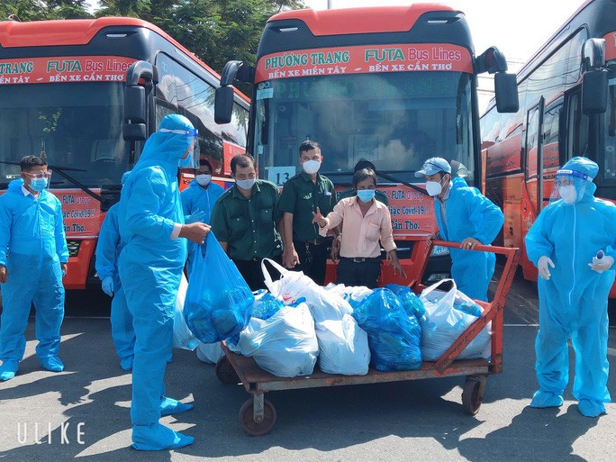 Người dân nhiều tỉnh, thành được các địa phương đón về quê liên tục từ ngày 1-10 đến nay
