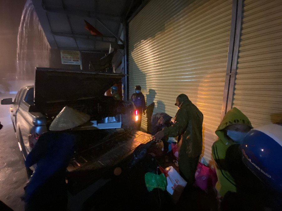 Cộng đồng mạng và chính quyền địa phương đi tìm chỗ trọ cho 3 người còn lại trong gia đình thai phụ. Ảnh: PHẠM ANH Cộng đồng mạng và chính quyền địa phương đi tìm chỗ trọ cho 3 người còn lại trong gia đình thai phụ. Ảnh: PHẠM ANH