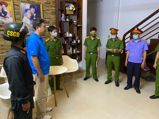 Cơ quan công thực hiện lệnh khởi tố, bắt giam Tống Phước Hoàng Hưng - Chủ tịch HĐQT Công ty cổ phần Tập đoàn Khải Tín. Ảnh: M.H.