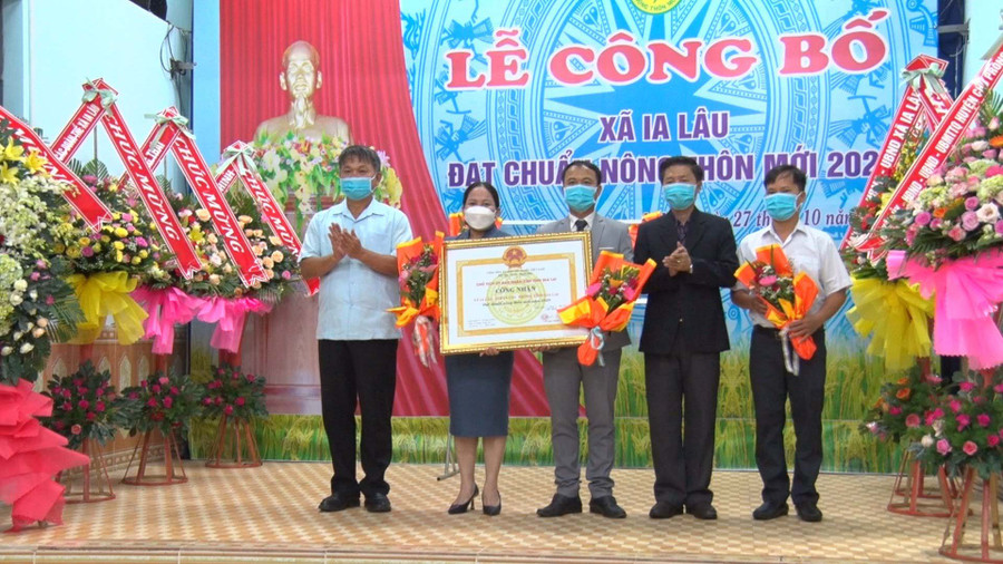 Lãnh đạo Văn phòng điều phối nông thôn mới tỉnh phối hợp với lãnh đạo Huyện ủy, UBND huyện Chư Prông trao bằng công nhận xã đạt chuẩn nông thôn mới năm 2020 cho lãnh đạo xã Ia Lâu. Ảnh: Hồng Thương