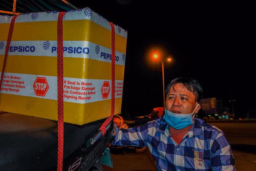 Anh Tươi trở về cùng hũ cốt của vợ. Ảnh: Duy Tân