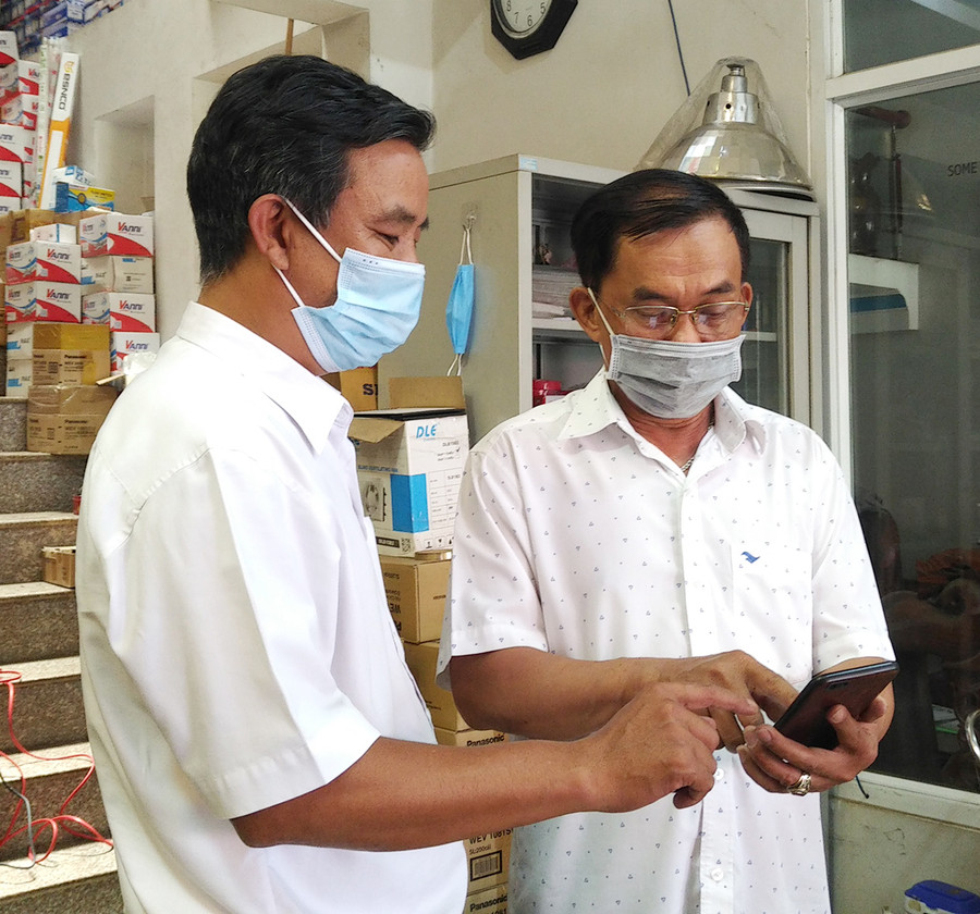 Cán bộ Chi cục Thuế TP. Pleiku vừa tích cực triển khai các chính sách hỗ trợ người nộp thuế, vừa đôn đốc kịp thời vào ngân sách các khoản thu phát sinh. Ảnh: Sơn Ca