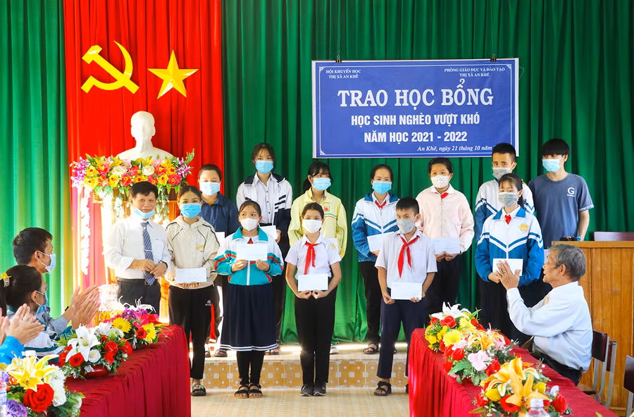  Hội Khuyến học thị xã An Khê phối hợp với Phòng Giáo dục và Đào tạo thị xã tặng 30 suất học bổng cho học sinh nghèo vượt khó. Ảnh: Ngọc Minh