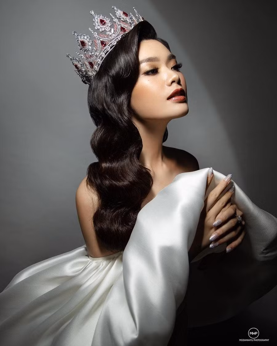 Pricilia Carla Yules từng được Missosology dự đoán đăng quang Hoa hậu Thế giới 2021. Đại diện đến từ Indonesia sở hữu chiều cao 1,72m, từng làm người mẫu thời trang. Cô tốt nghiệp chuyên ngành khách sạn tại Úc, có khả năng thuyết trình tiếng Anh tốt. Ảnh: MISSOSOLOGY