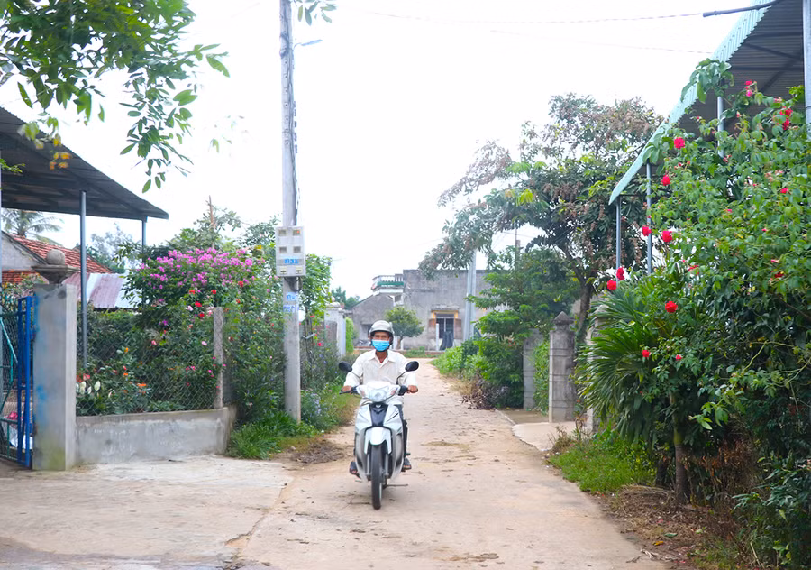 Hiện nay, 100% tuyến đường thôn An Phú (xã Phú An, huyện Đak Pơ) được bê tông hóa và có điện chiếu sáng vào ban đêm. Ảnh: Ngọc Minh