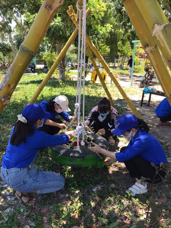 Đoàn thanh niên xã Uar tham gia xây dựng, sửa chữa điểm vui chơi cho các em thiếu nhi Trường Mẫu giáo xã Uar. Ảnh: Vũ Chi