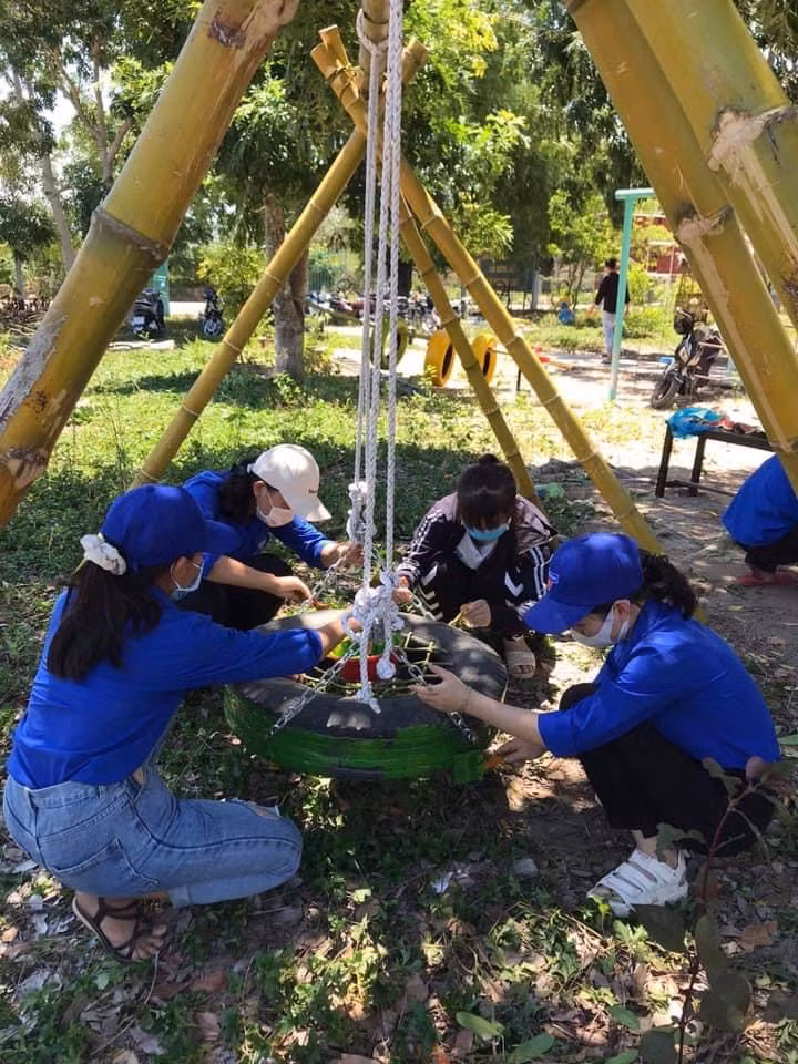 Đoàn thanh niên xã Uar tham gia xây dựng, sửa chữa điểm vui chơi cho các em thiếu nhi Trường Mẫu giáo xã Uar. Ảnh: Vũ Chi