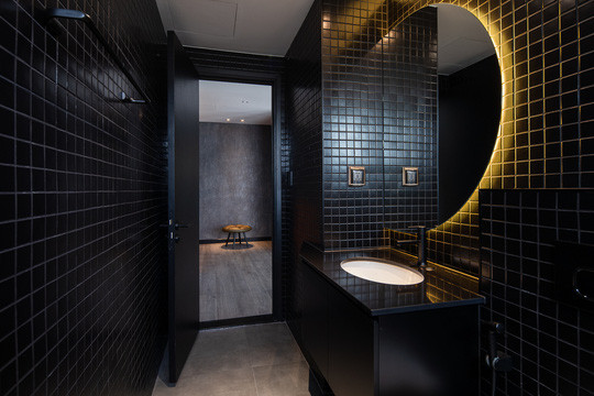 Căn hộ penhouse 195 m2 ở quận 2 (TP HCM) lấy chủ đề là thiên nhiên hoang dã. Ngoài phòng khách, văn phòng APS Concept thiết kế một bức tường mô phỏng hình thù của một vách đá màu đen với những đường nét gồ ghề, tự nhiên, khiến người ở có cảm giác đang đứng cạnh một ngọn núi hùng vĩ.