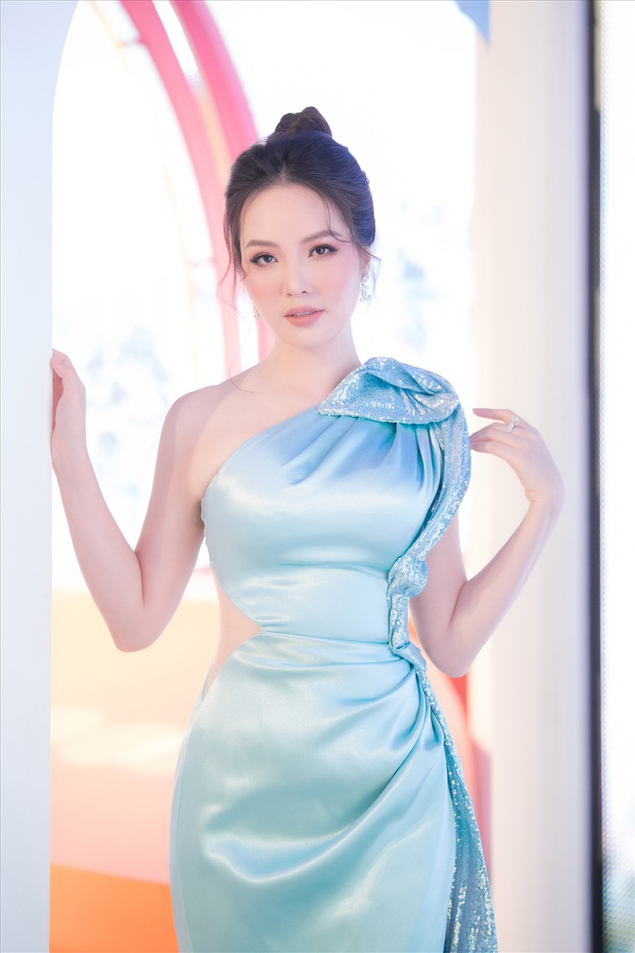 Trong thời gian dịch bệnh, bên cạnh công việc tại nhà Đài, Á hậu Thụy Vân cân đối thời gian cho việc tập luyện thể dục tại nhà cũng như chế độ ăn phù hợp để vừa đảm bảo sức khỏe và cân nặng. Ảnh: NVCC