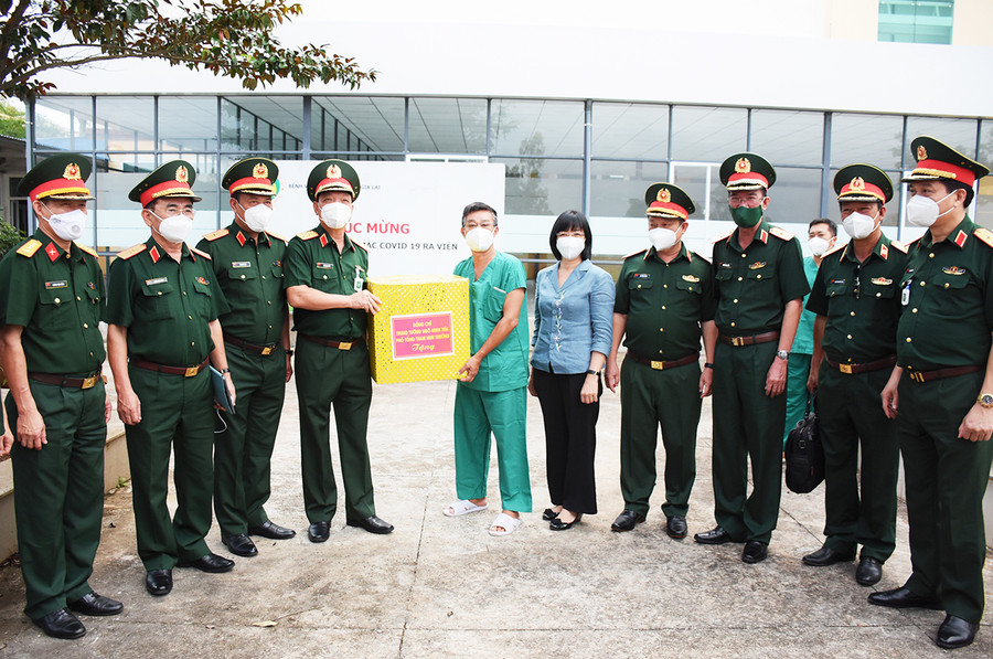 Đoàn công tác do Trung tướng Ngô Minh Tiến làm trưởng đoàn đến thăm, tặng quà đội ngũ y-bác sĩ tại Bệnh viện dã chiến tỉnh Gia Lai. Ảnh: Minh Nguyễn  Đoàn công tác do Trung tướng Ngô Minh Tiến làm trưởng đoàn đến động viên, thăm hỏi và tặng quà đội ngũ y-bác sĩ tại Bệnh viện Dã chiến tỉnh Gia Lai. Ảnh: Minh Nguyễn
