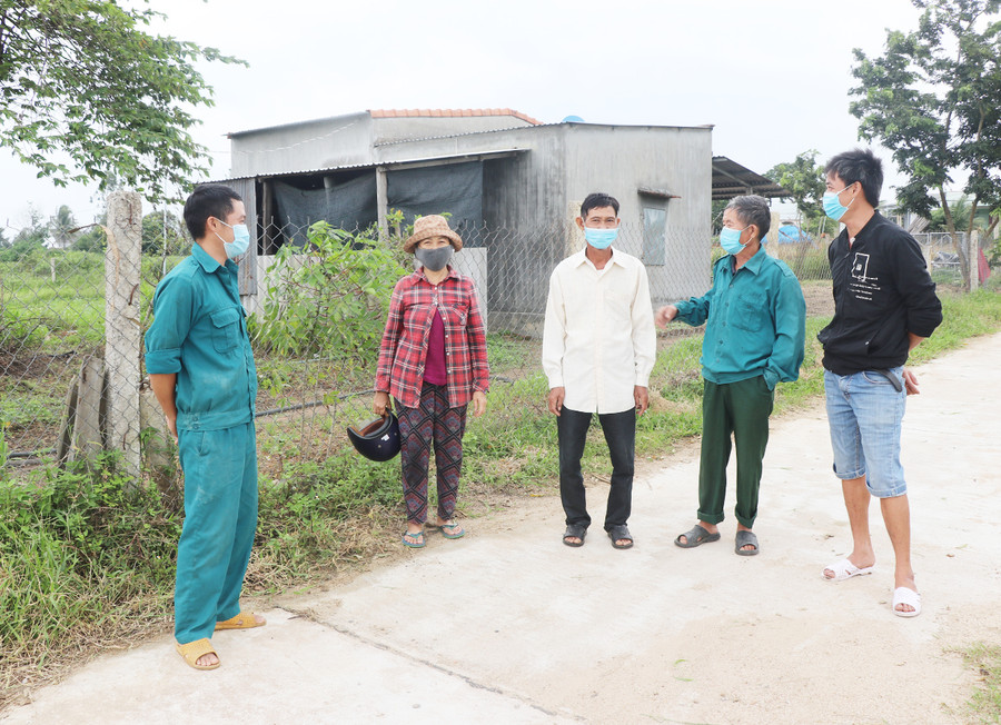 Ông Nguyễn Văn Chín (đứng giữa)-Trưởng thôn An Phú, xã Phú An, huyện Đak Pơ tuyên truyền, vận động người dân chung tay xây dựng nông thôn mới. Ảnh: Ngọc Minh  Ông Nguyễn Văn Chín (đứng giữa)-Trưởng thôn An Phú, xã Phú An, huyện Đak Pơ tuyên truyền, vận động người dân chung tay xây dựng nông thôn mới. Ảnh: Ngọc Minh