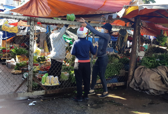 Nhiều cổng chợ được đóng lại để tiện quản lý