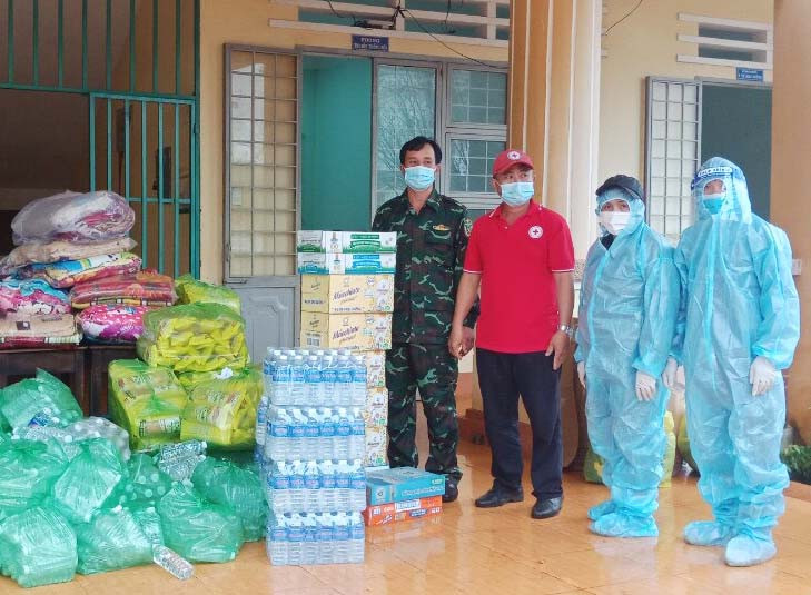 Hỗ trợ nhu yếu phẩm, suất ăn và nước uống cho người dân trong khu cách ly tập trung tại Trường Phổ thông Dân tộc bán trú THCS Ama Trang Lơng (xã Ia Hla, huyện Chư Pưh). Ảnh: Hồng Ngọc
