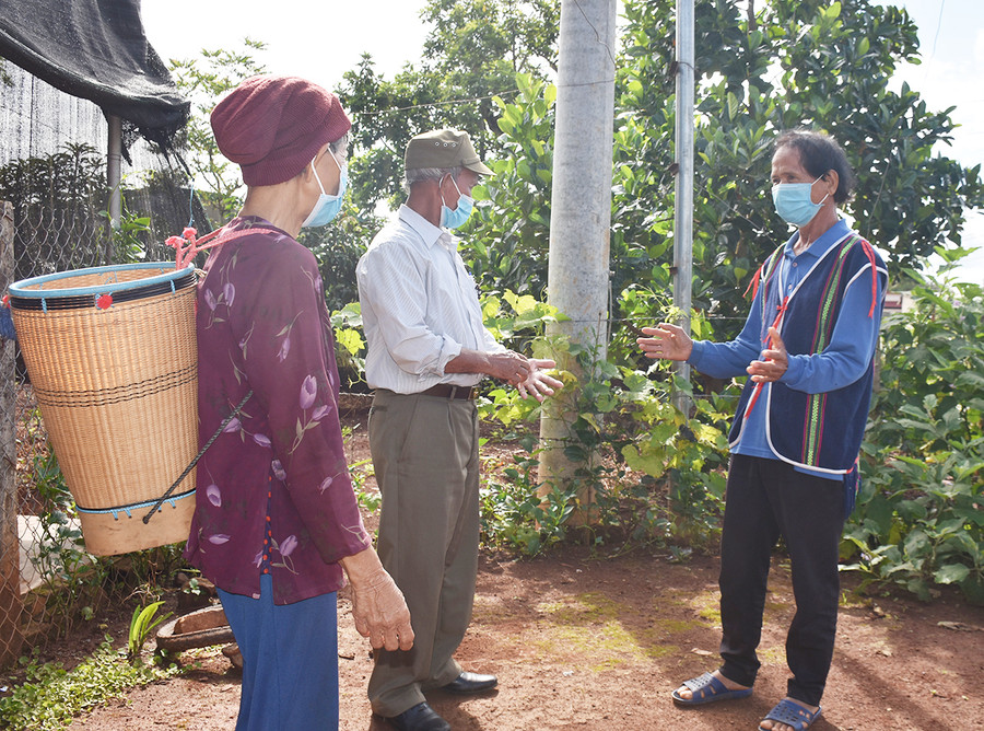 Ông Siu Bro (bìa phải)-Trưởng thôn Bloi (thị trấn Ia Ly, huyện Chư Păh) vận động người dân xây dựng nông thôn mới. Ảnh: Mai Ka Ông Siu Bro (bìa phải)-Trưởng thôn Bloi (thị trấn Ia Ly, huyện Chư Păh) vận động người dân xây dựng nông thôn mới. Ảnh: Mai Ka