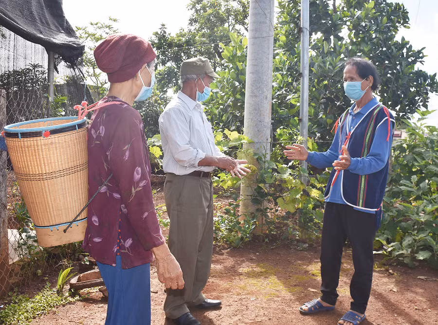  Ông Siu Bro (bìa phải)-Trưởng thôn Bloi (thị trấn Ia Ly, huyện Chư Păh) vận động người dân xây dựng nông thôn mới. Ảnh: Mai Ka