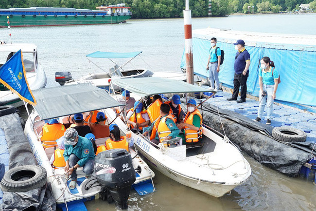 Các bác sĩ của Bệnh viện Phụ sản Trung ương tham quan khu du lịch Cần Giờ vào ngày 25/9. Ảnh: Q.H