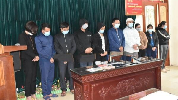 Các nghi phạm liên quan đến đường dây đánh bạc bị bắt giữ. Ảnh Công an tỉnh Ninh Bình cung cấp