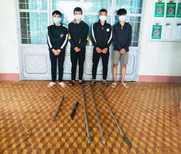 Công an xã Ia Drăng (huyện Chư Prông) bắt giữ nhóm thanh-thiếu niên cùng hung khí. Ảnh: Bá Quỳnh