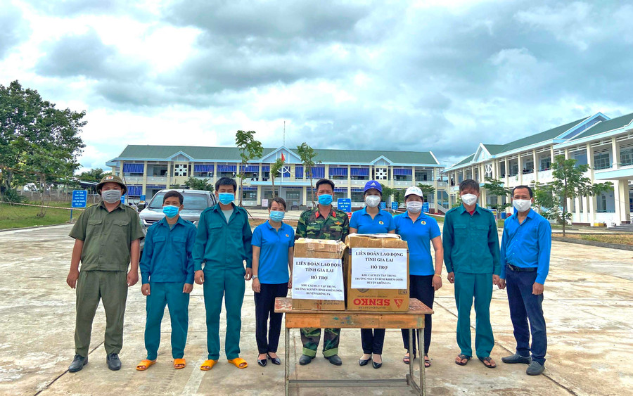 Bà Trần Lệ Nhung (thứ 4 từ phải qua)-Chủ tịch LĐLĐ tỉnh thăm, tặng quà khu cách ly tập trung huyện Krông Pa. Ảnh: Đinh Yến