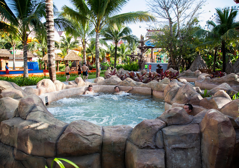 Du khách tận hưởng không gian du lịch nghỉ dưỡng ở Phú Quốc Du khách tận hưởng không gian du lịch nghỉ dưỡng ở Phú Quốc