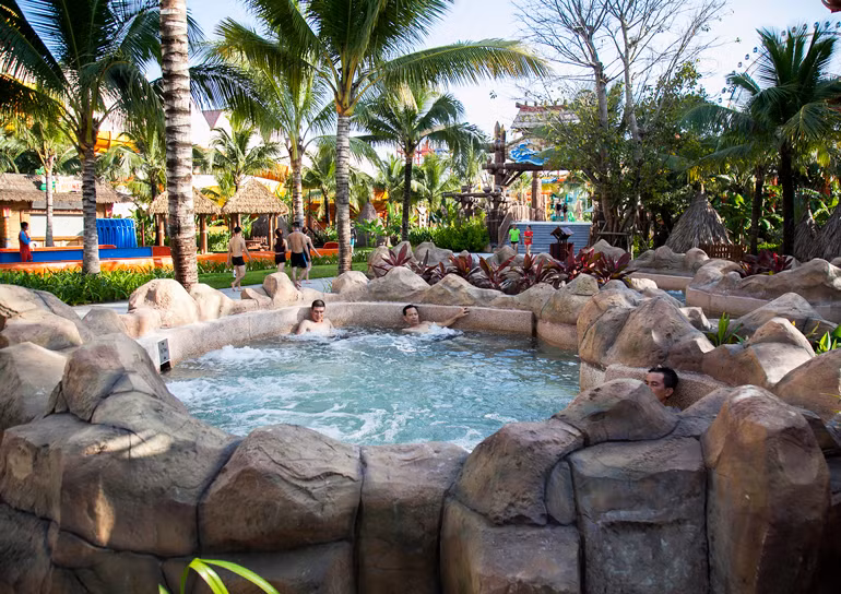  Du khách tận hưởng không gian du lịch nghỉ dưỡng ở Phú Quốc