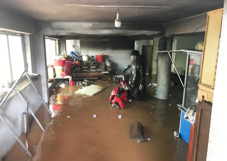 Nước mưa tràn vào nhà dân ven suối Hội Phú. Ảnh: Thiên Di