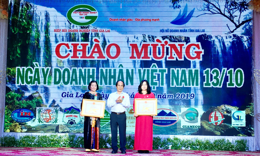 2 doanh nghiệp được Chủ tịch UBND tỉnh tặng bằng khen vì có thành tích xuất sắc trong sản xuất kinh doanh (ảnh chụp năm 2019). Ảnh: Hà Duy 2 doanh nghiệp được Chủ tịch UBND tỉnh tặng Bằng khen vì có thành tích xuất sắc trong sản xuất kinh doanh. Ảnh: Hà Duy