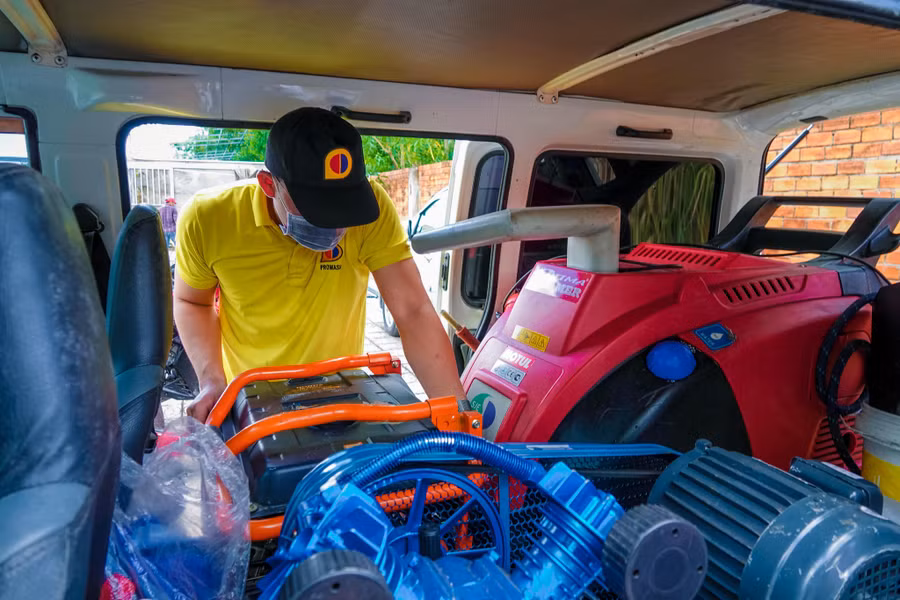 Thiết bị trong xe có máy rửa xe hơi nước nóng giá hơn 100 triệu đồng. Ảnh: Duy Tân 