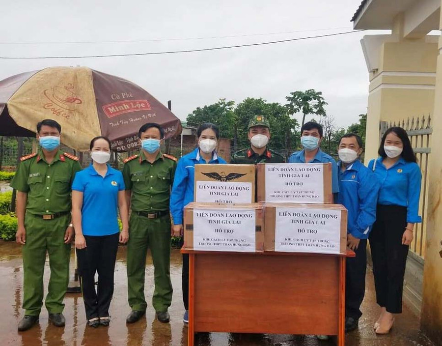 Đồng chí Trần Thị Lệ Nhung áo xanh đứng giữa trao quà cho khu cáh ly Trường TH&THCS Trần Hưng đạo xã Kong H Tôk, huyện Chư Sê. Ảnh: Hoàng Viê 