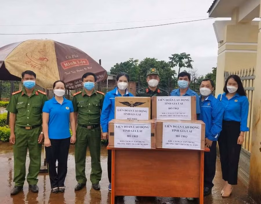 Đồng chí Trần Thị Lệ Nhung áo xanh đứng giữa trao quà cho khu cáh ly Trường TH&THCS Trần Hưng đạo xã Kong H Tôk, huyện Chư Sê. Ảnh: Hoàng Viê 