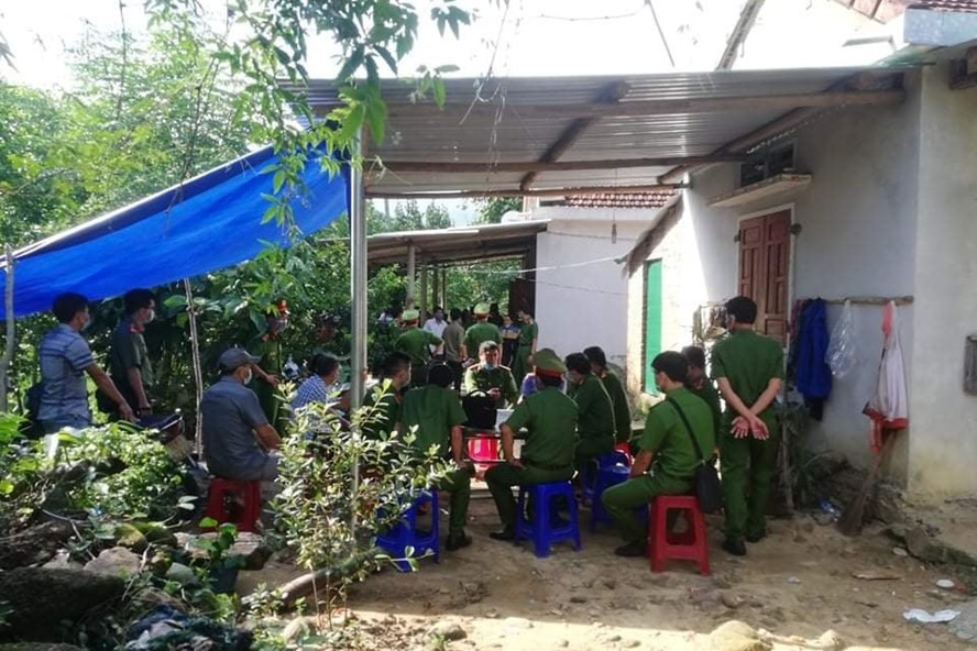 Hiện trường 2 cha con ở Quảng Ngãi chết trong căn nhà khóa kín cửa. Ảnh: Công an Hiện trường 2 cha con ở Quảng Ngãi chết trong căn nhà khóa kín cửa. Ảnh: Công an