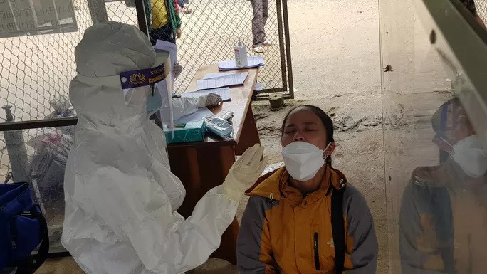 Lấy mẫu xét nghiệm người dân tại huyện Nam Trà My