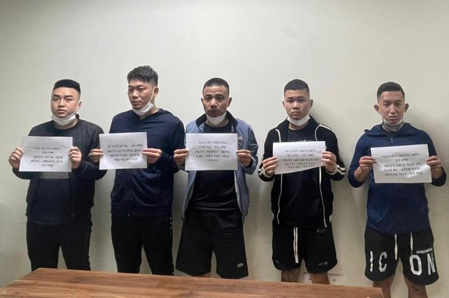 Nhóm nghi phạm tại cơ quan công an - Ảnh: CTV Nhóm nghi phạm tại cơ quan công an - Ảnh: CTV