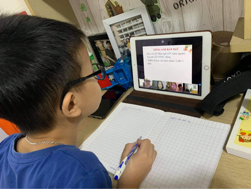 Nhiều chuyên gia lo lắng học trực tuyến kéo dài sẽ khiến học sinh bị ảnh hưởng tâm lý. (Ảnh ĐẶNG TRINH) Nhiều chuyên gia lo lắng học trực tuyến kéo dài sẽ khiến học sinh bị ảnh hưởng tâm lý. (Ảnh ĐẶNG TRINH)
