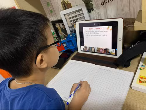 Nhiều chuyên gia lo lắng học trực tuyến kéo dài sẽ khiến học sinh bị ảnh hưởng tâm lý. (Ảnh ĐẶNG TRINH)