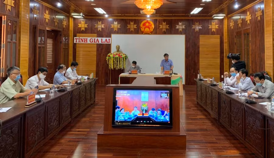 Phó Chủ tịch UBND tỉnh Kpă Thuyên và đại diện các sở, ngành của tỉnh dự Hội nghị tại điểm cầu của tỉnh. Ảnh: Hồng Thương