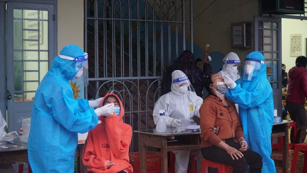 Lấy mẫu xét nghiệm cho học sinh Trường Tiểu học Phan Bội Châu, xã Ea Drơng, huyện Cư M’gar. Ảnh: Tuấn Anh/TTXVN