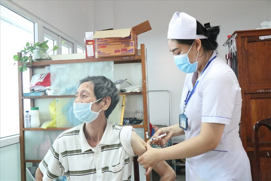 Lực lượng y tế tỉnh Đắk Lắk tiêm vaccine phòng COVID-19 cho công dân ở địa bàn TP.Buôn Ma Thuột. Ảnh: T.X