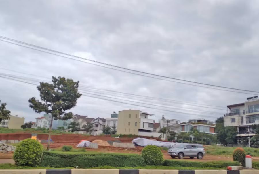 Nhiều hộ dân đã bàn giao đất để thực hiện dự án Đầu tư xây dựng hạ tầng và nhà ở khu phố mới Hoa Lư- Phù Đổng. Ảnh: Hạ Vy