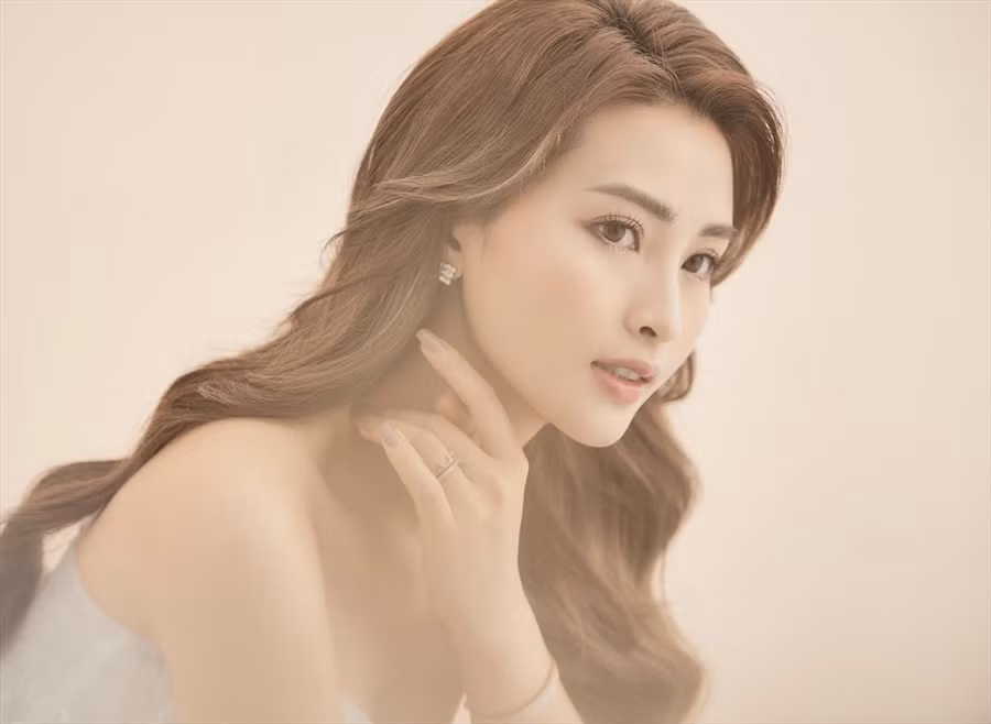 Ngoài ra, mái tóc nhuộm tông màu sáng cùng lọn xoăn to được sao nữ ưa chuộng trong những lần xuất hiện trước công chúng. Ảnh: NV