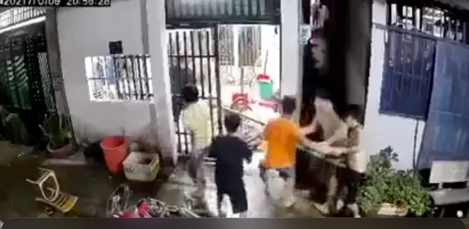 Người dân cùng chính quyền khống chế, bắt giữ kẻ gây án