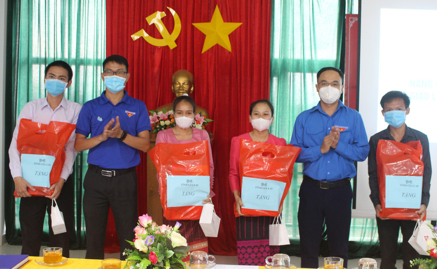 Tỉnh Đoàn và Hội LHTN Việt Nam tỉnh tặng quà cho 4 sinh viên nước Cộng hòa Dân chủ Nhân dân Lào hiện đang học tập tại Trường Đại học Nông lâm TP. Hồ Chí Minh phân hiệu Gia Lai. Ảnh: Phan Lài Tỉnh Đoàn và Hội LHTN Việt Nam tỉnh tặng quà cho 4 sinh viên nước Cộng hòa Dân chủ Nhân dân Lào hiện đang học tập tại Trường Đại học Nông lâm TP. Hồ Chí Minh phân hiệu Gia Lai. Ảnh: Phan Lài