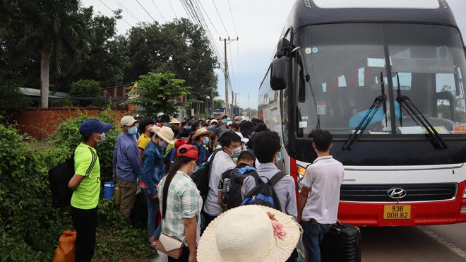 Người dân lên xe khách, tiếp tục hành trình...về nhà. Ảnh: Hoàng Giáp 