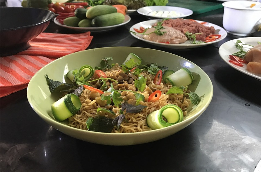 Mì tôm được chế biến kết hợp các loại thực phẩm khác. Ảnh: Minh Vân Mì tôm được chế biến kết hợp các loại thực phẩm khác. Ảnh: Minh Vân