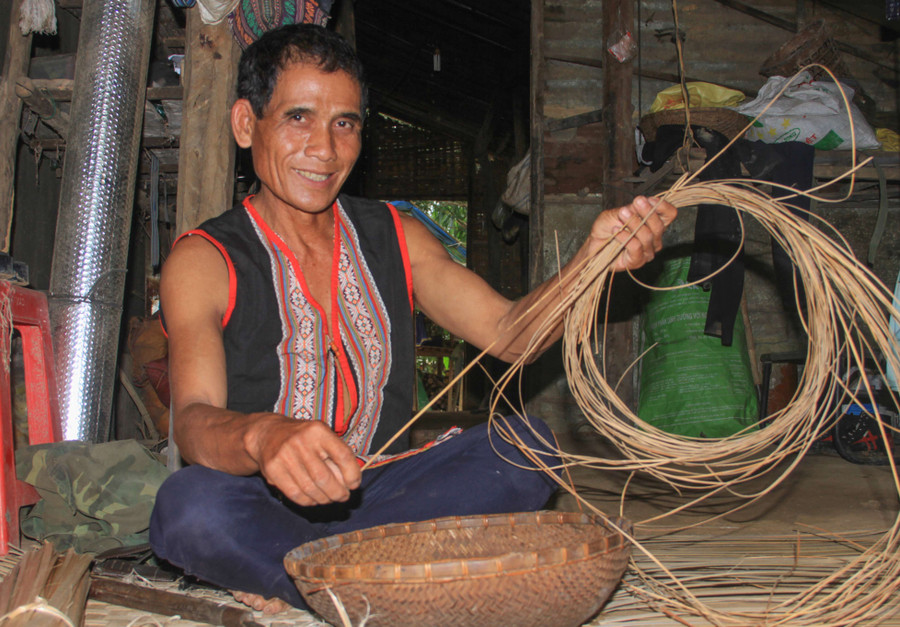 Nghệ nhân A Yăo giới thiệu một số vật dụng đan lát bằng mây bền và đẹp. Ảnh: H.T