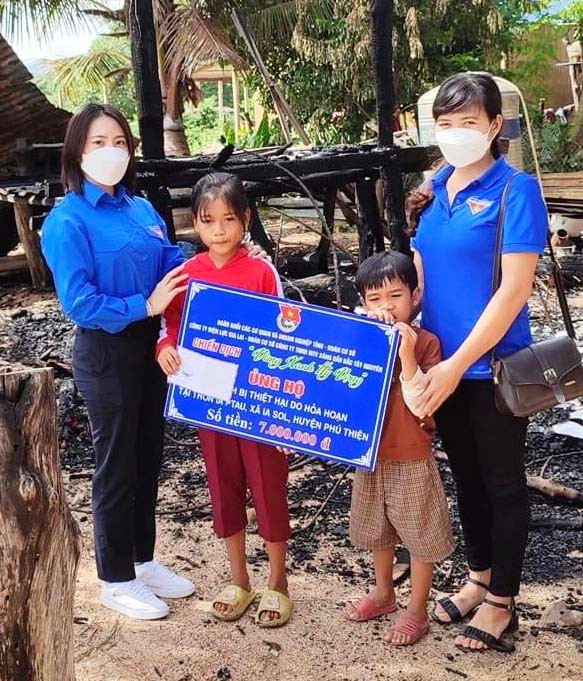 Đại diện Đoàn khối các Cơ quan và Doanh nghiệp tỉnh hỗ trợ 6 triệu đồng và một phần quà trị giá 1 triệu đồng cho 2 con chị Rmah H’Ơr (làng Ia Ptau, xã Ia Sol, huyện Phú Thiện). Ảnh: Nguyên Hương