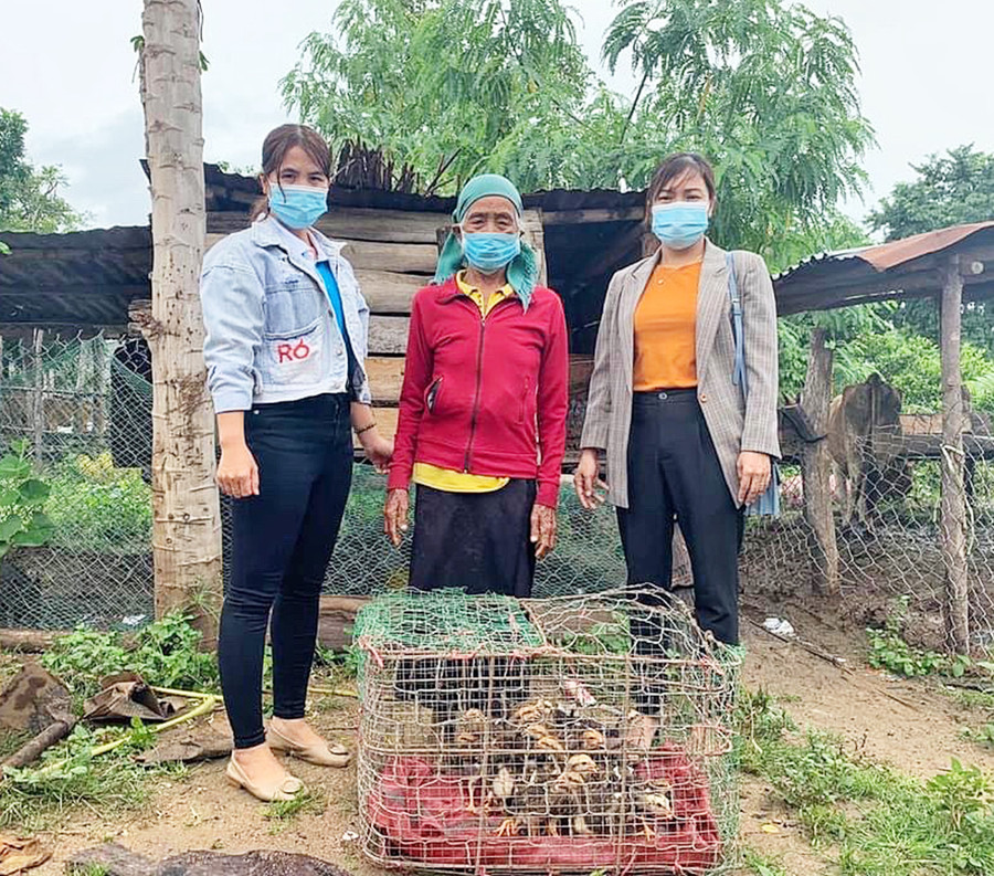 Trao sinh kế cho phụ nữ khó khăn để vươn lên thoát nghèo. Ảnh: Minh Châu  Trao sinh kế cho phụ nữ khó khăn để vươn lên thoát nghèo. Ảnh: Minh Châu